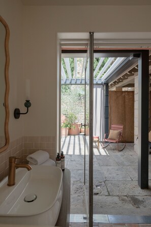 Suite Luxe Mia Stanza, 22 Rue du Boeuf | 浴室 | 風筒、提供毛巾、番梘、洗頭水