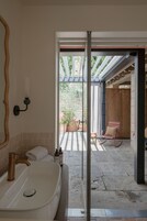 Suite Luxe Mia Stanza, 22 Rue du Boeuf | Bathroom | Hair dryer, towels, soap, shampoo