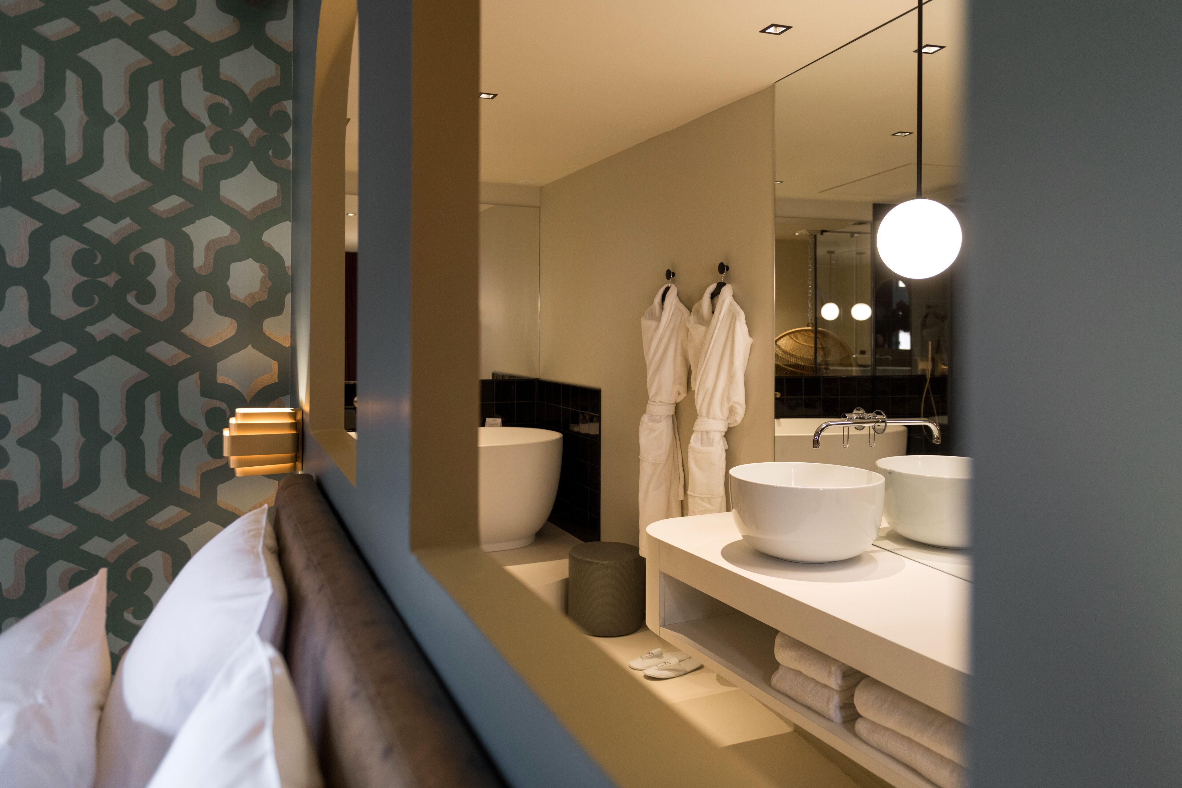 suite luxe palazzo, 22 rue du boeuf 69005 lyon | bathroom | hair dryer, towels, soap, shampoo