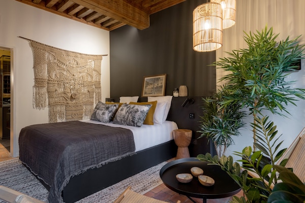 Suíte superior (Ocre) | Roupas de cama premium, frigobar, cofres nos quartos, cortinas blackout