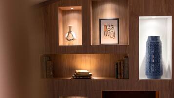 Suite ejecutiva (Colletore) | Área de sala de estar | Televisión de pantalla plana