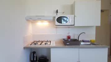 Kühlschrank, Mikrowelle, Herdplatte, Wasserkocher