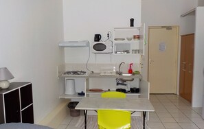 Jääkaappi, mikroaaltouuni, liesi, vedenkeitin