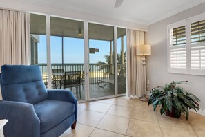 Smart TV - BEACHFRONT END UNIT | GULF & SUNSET VIEWS | 2BR/2BA | SLEEPS 6 | HEATED POOL | FORT MYERS BEACH (Fort Myers Beach)