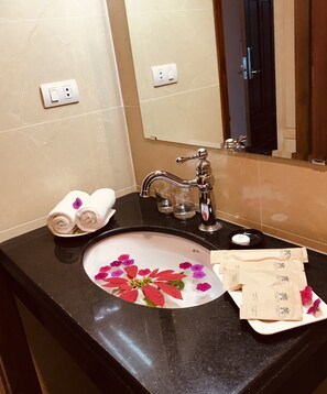 Ducha, artículos de tocador gratuitos, secador de pelo, pantuflas