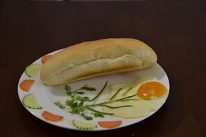 Desayuno con opciones de la cocina local diario (VND 50000 por persona)