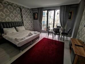 Ropa de cama de alta calidad y caja de seguridad en la habitación