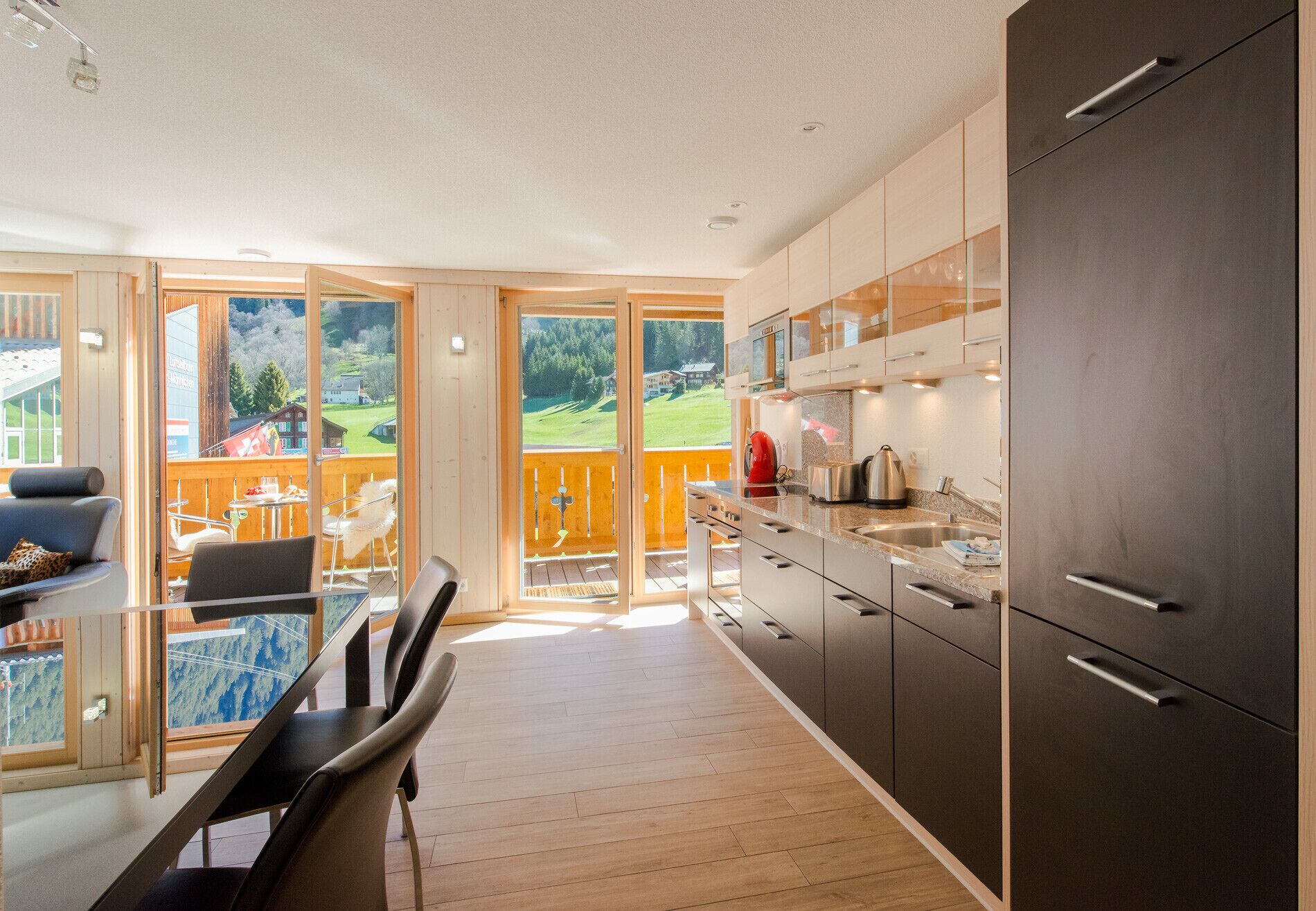 Een koelkast, een magnetron, een oven, een vaatwasser