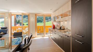 Een koelkast, een magnetron, een oven, een vaatwasser