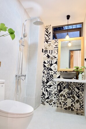 Secador de cabelo, toalhas de banho