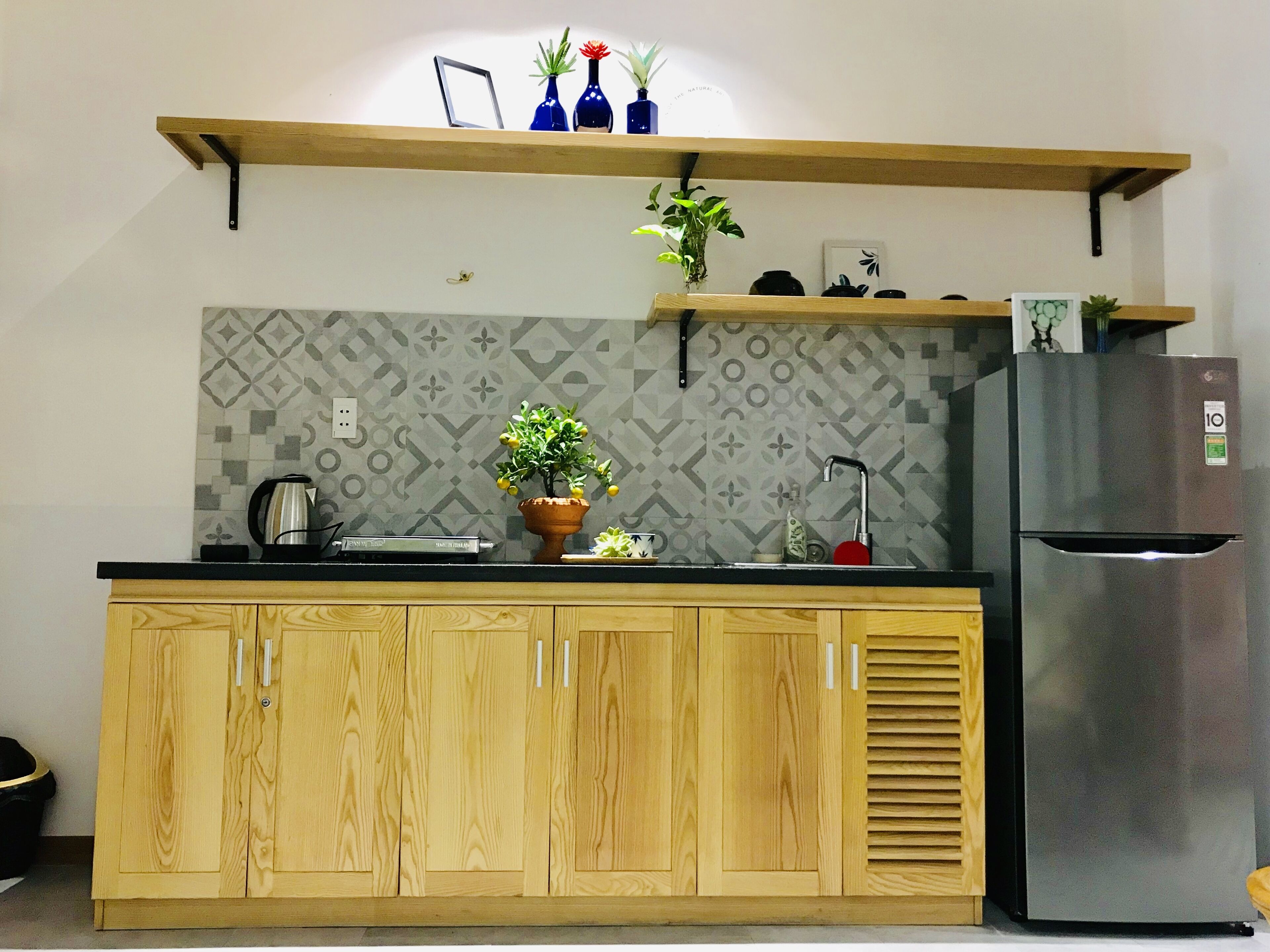 Fridge, cookware/dishes/utensils