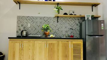 Fridge, cookware/dishes/utensils