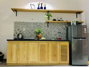 Geladeira, talheres/pratos/utensílios de cozinha