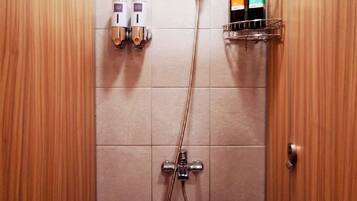 Single Room | Bathroom | Shower, eco-friendly toiletries, hair dryer, slippers
