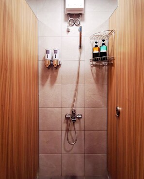 Eenpersoonskamer | Badkamer | Een douche,  milieuvriendelijk toiletgerief, een haardroger, pantoffels