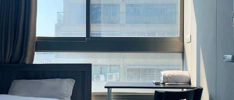 Single Room | In-room safe, blackout drapes, soundproofing, free WiFi