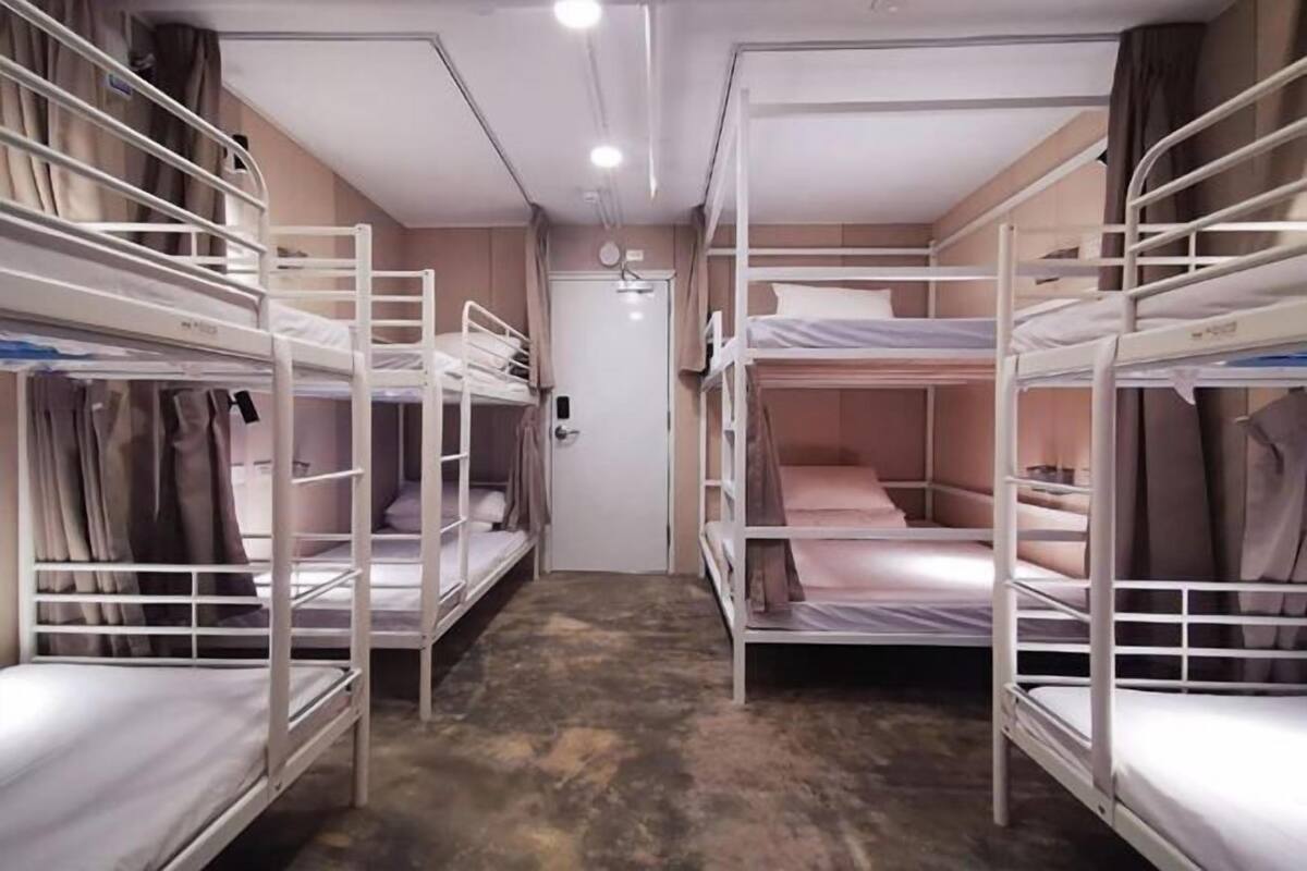 Caja de seguridad en la habitación y cortinas blackout