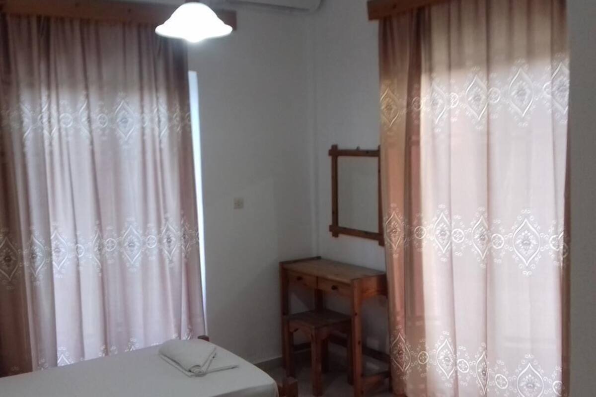 Chambre avec lits jumeaux | Bureau, chambres insonorisées, fer et planche à repasser