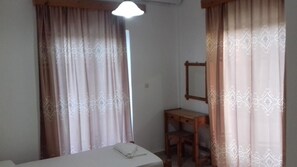 Chambre avec lits jumeaux | Bureau, chambres insonorisées, fer et planche à repasser
