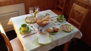 Daily continental breakfast for a fee - Pension Pek (Kubova Hut)