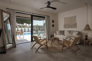 Vila, piscina particular | Sala de estar | TV de tela plana
