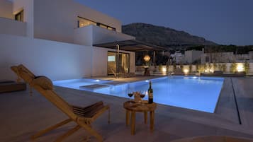 Piscina externa sazonal, guarda-sóis, espreguiçadeiras