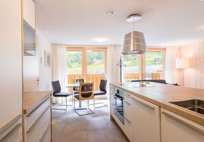 Kühlschrank, Ofen, Geschirrspüler, Wasserkocher mit Kaffee-/Teezubehör