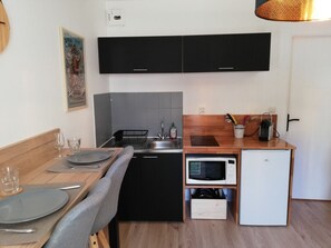 Een koelkast, een magnetron, een oven, een kookplaat