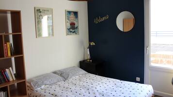 Desk, soundproofing, iron/ironing board, WiFi