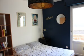Desk, soundproofing, iron/ironing board, WiFi - Studio in the City Center with Terrace and Secure Parking (Nantes)