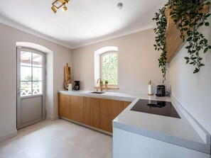 Fridge, oven, stovetop, dishwasher