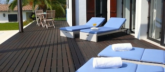 Villa Oasis Azul - beautiful villa with heated private pool, short walk to all.