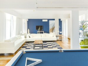 Televisión, reproductor de DVD, futbolito, mesa de ping pong