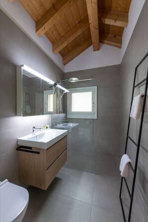 Baignoire, séchoir à cheveux, serviettes fournies