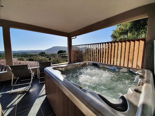 Pinarello sea view — 2-bed, heated pool 29°C, walk to beach, private spa (1)
