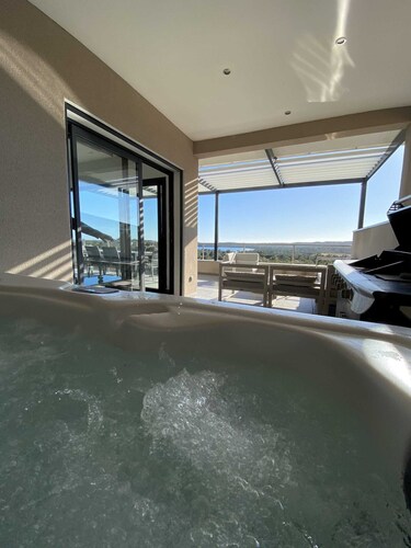 Pinarello sea view — 3-bed, heated pool 29°C, walk to beach, private spa (3)