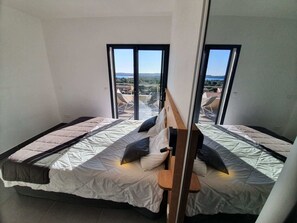3 slaapkamers, een strijkplank/strijkijzer, gratis wifi, beddengoed