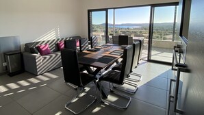 Una cocina moderna con comedor, ventanas amplias y vistas al paisaje.