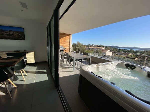 Outdoor dining - 5-T2 sea view with jacuzzi and swimming pool 29° hammam (Zonza)