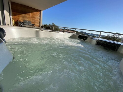 5-T2 sea view with jacuzzi and swimming pool 29° hammam