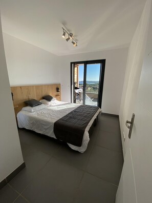 2 bedrooms, iron/ironing board, free WiFi, bed sheets - 5-T2 sea view with jacuzzi and swimming pool 29° hammam (Zonza)