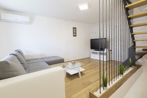 Leilighet, 3 soverom | Oppholdsområde | Flatskjerm-TV