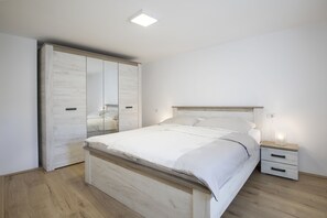 Leilighet, 3 soverom | 3 soverom, blendingsgardiner, strykejern/-brett og wi-fi (inkludert)