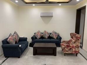 Smart TV, books, stereo - Home away from Home- safe, private apartment in a clean neighbourhood (NOIDA)