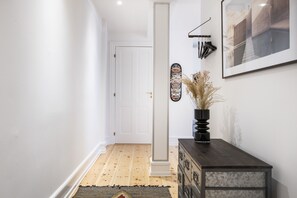 1. floor | Decoración personalizada y espacio para trabajar con laptop