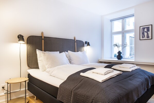 1. floor | Décor unique, espace de travail pour ordinateurs portables