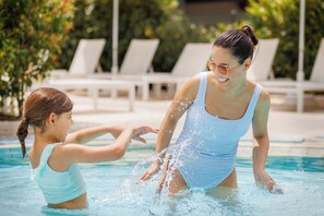 Piscine intérieure, piscine extérieure, parasols, chaises longues