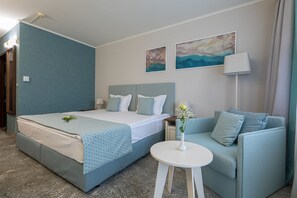 Classic dubbelrum eller tvåbäddsrum | Minibar, värdeförvaringsskåp på rummet och skrivbord