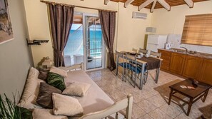 Refrigerador con freezer, microondas, placa de cocina, cafetera/tetera