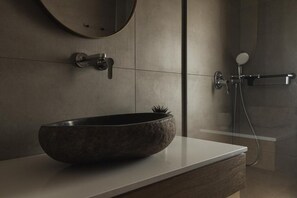 Suite superior, 1 habitación, vista al mar | Baño | Regadera, toallas, papel de baño 